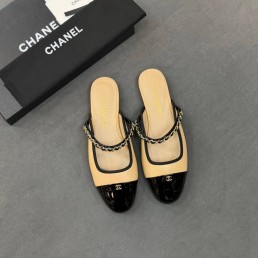 Женские кожаные мюли Chanel бежевые с черным лакированным носом 2026