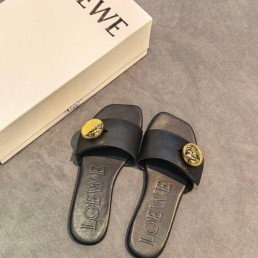 Женские кожаные шлепанцы Loewe черные с золотой пуговицей 2026