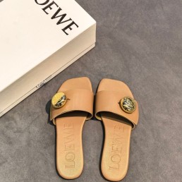 Женские кожаные шлепанцы Loewe бежевые с золотой пуговицей 2026