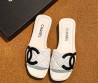 Женские кожаные шлепанцы Chanel белые с черным логотипом 2026