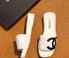 Женские кожаные шлепанцы Chanel белые с черным логотипом 2026