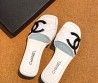 Женские кожаные шлепанцы Chanel белые с черным логотипом 2026