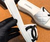 Женские кожаные шлепанцы Chanel белые с черным логотипом 2026