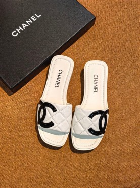 Женские кожаные шлепанцы Chanel белые с черным логотипом 2026