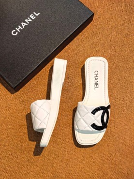Женские кожаные шлепанцы Chanel белые с черным логотипом 2026