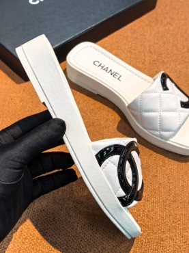 Женские кожаные шлепанцы Chanel белые с черным логотипом 2026