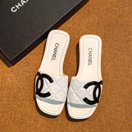 Женские кожаные шлепанцы Chanel белые с черным логотипом 2026