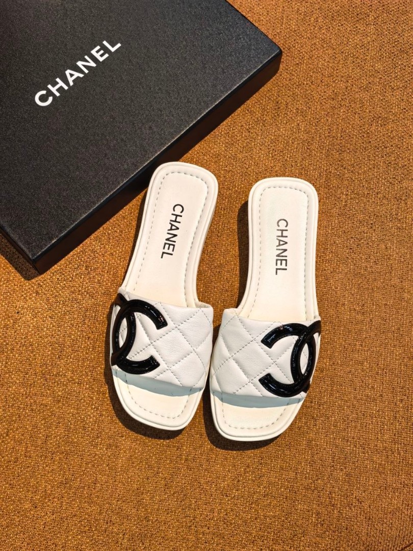 Женские кожаные шлепанцы Chanel белые с черным логотипом 2026