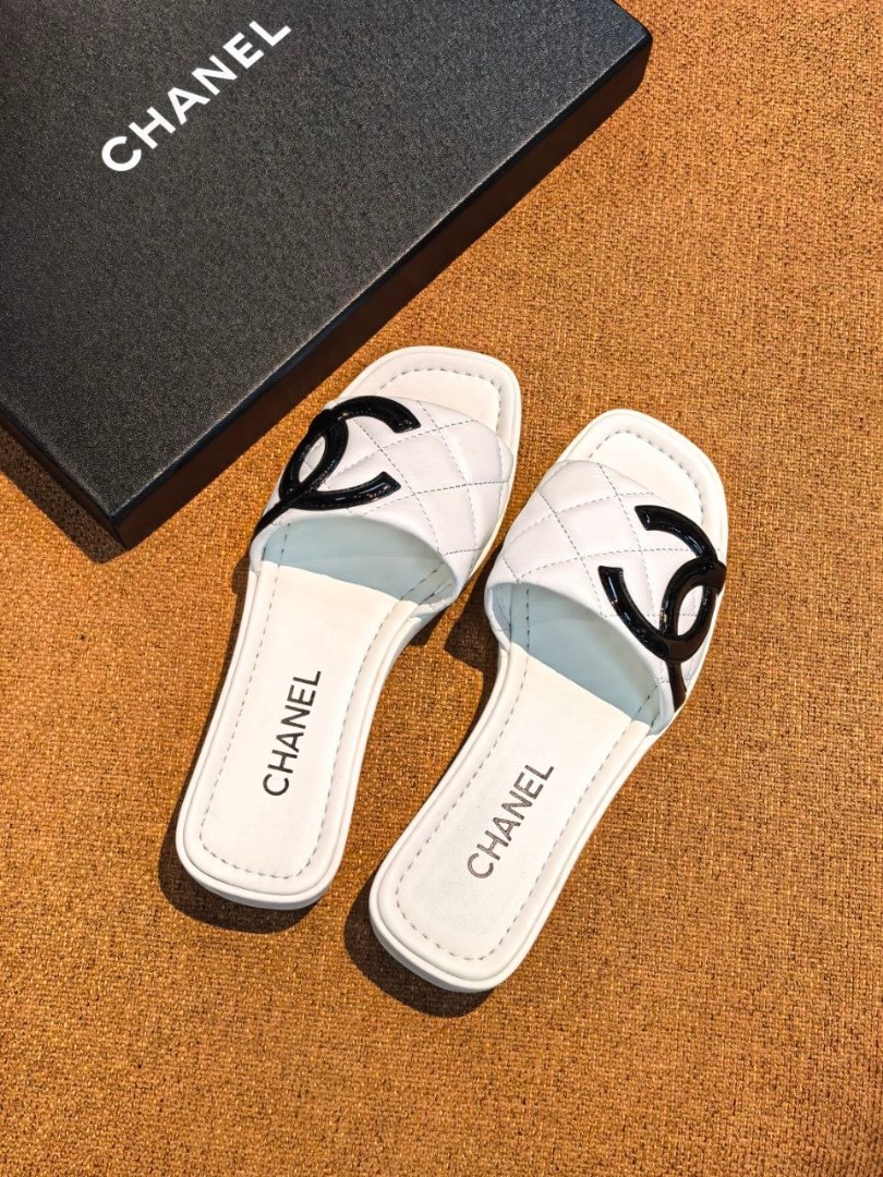 Женские кожаные шлепанцы Chanel белые с черным логотипом 2026