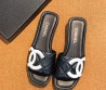 Женские кожаные шлепанцы Chanel черные с белым логотипом 2026