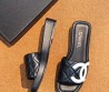 Женские кожаные шлепанцы Chanel черные с белым логотипом 2026