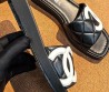 Женские кожаные шлепанцы Chanel черные с белым логотипом 2026