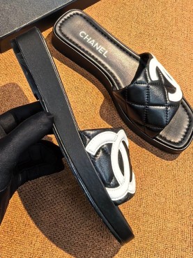 Женские кожаные шлепанцы Chanel черные с белым логотипом 2026