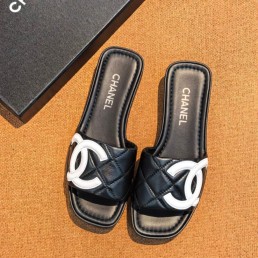 Женские кожаные шлепанцы Chanel черные с белым логотипом 2026
