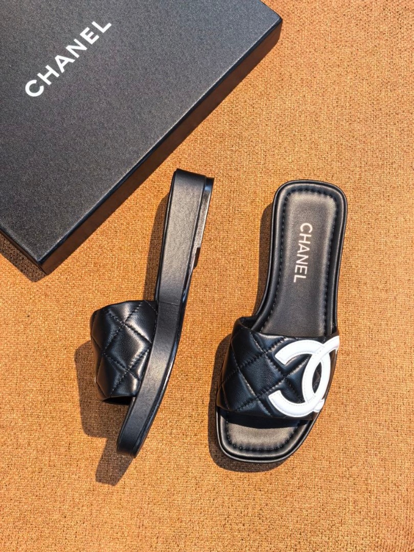 Женские кожаные шлепанцы Chanel черные с белым логотипом 2026