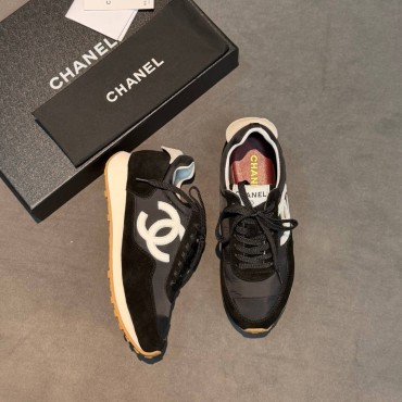 Женские комбинированные кроссовки Chanel черные с белым логотипом 2026