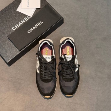 Женские комбинированные кроссовки Chanel черные с белым логотипом 2026