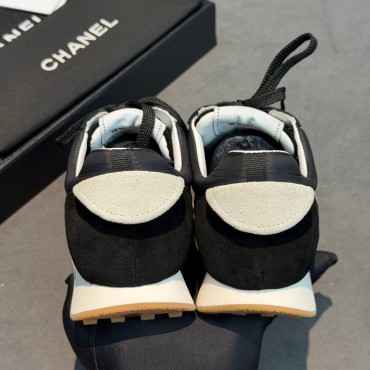 Женские комбинированные кроссовки Chanel черные с белым логотипом 2026