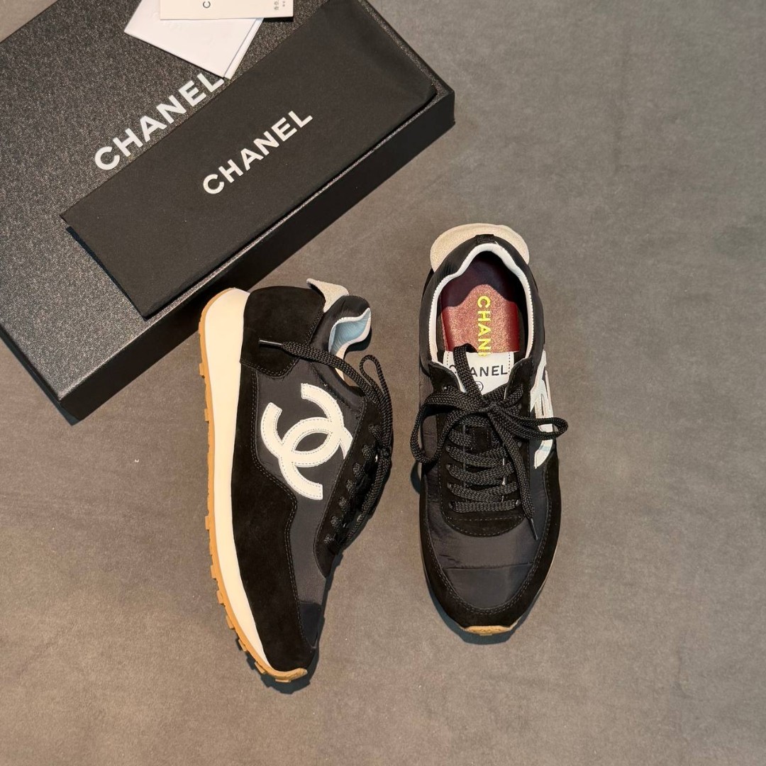 Женские комбинированные кроссовки Chanel черные с белым логотипом 2026