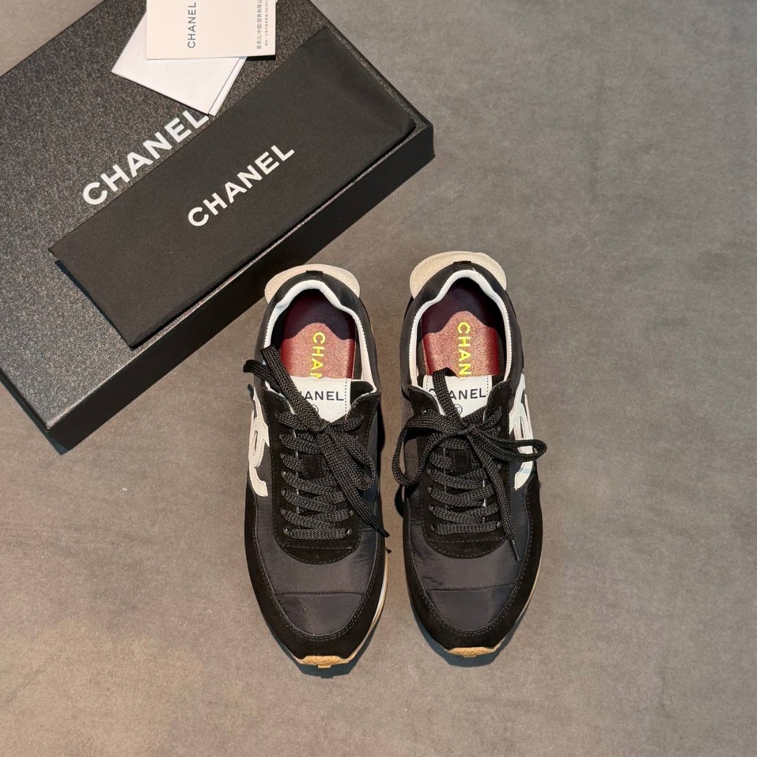 Женские комбинированные кроссовки Chanel черные с белым логотипом 2026