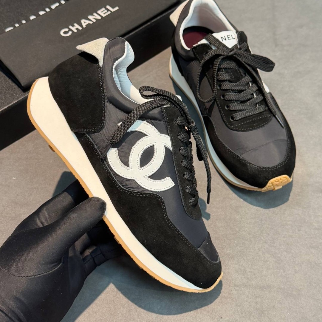 Женские комбинированные кроссовки Chanel черные с белым логотипом 2026