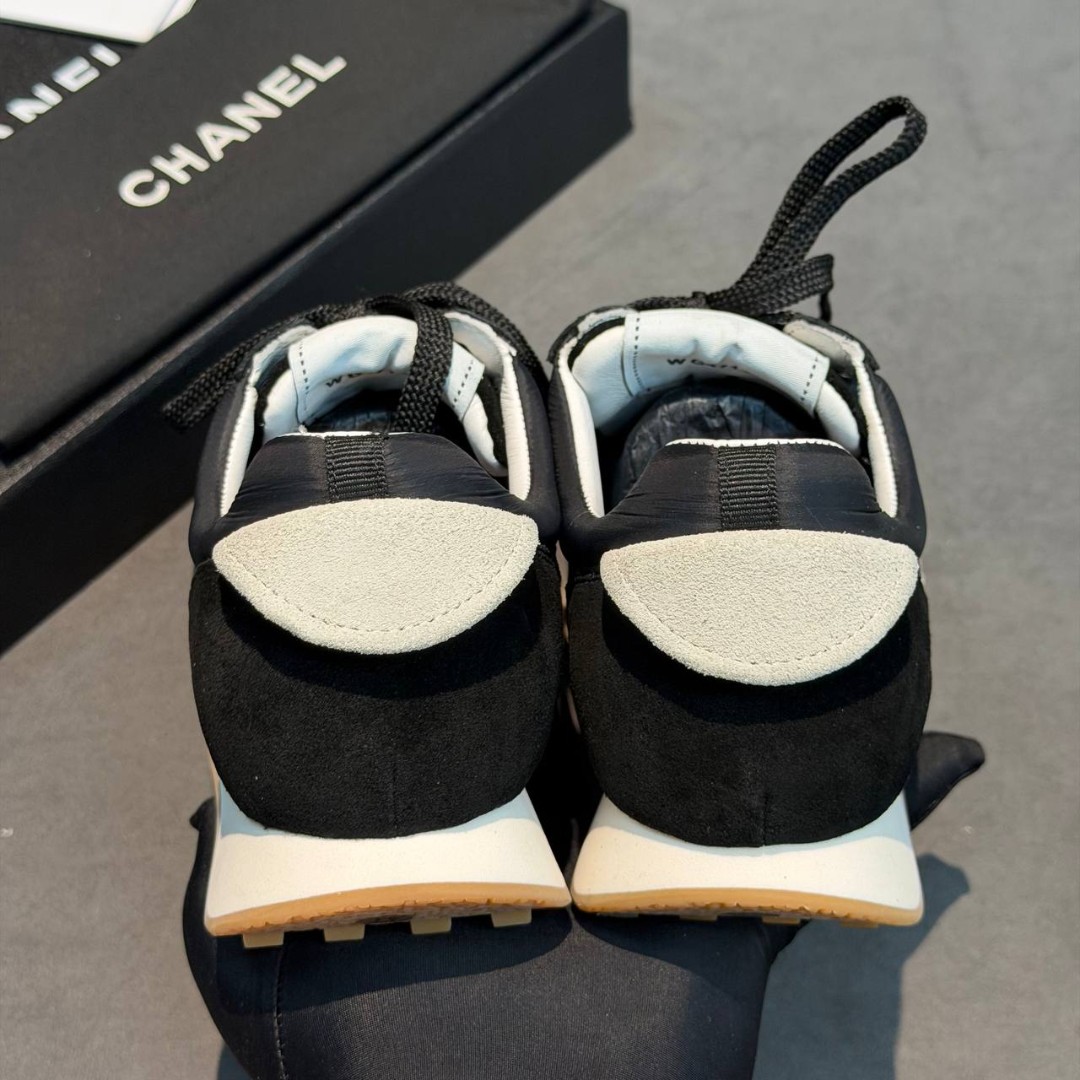 Женские комбинированные кроссовки Chanel черные с белым логотипом 2026