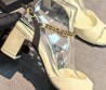 Женские кожаные босоножки Chanel молочные каблук 6,5 см 2026