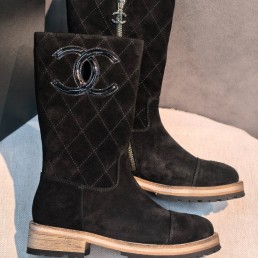 Женские замшевые сапоги Chanel черные на молнии 2026