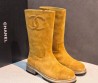 Женские замшевые сапоги Chanel бежевые на молнии 2026
