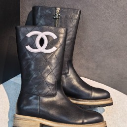 Женские кожаные сапоги Chanel черные на молнии 2026