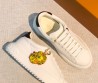 Женские кожаные кроссовки Louis Vuitton белые с брелоком 2026