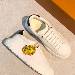 Женские кожаные кроссовки Louis Vuitton белые с брелоком 2026