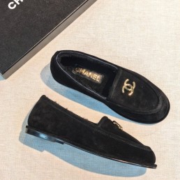 Женские замшевые лоферы с мехом Chanel черные 2026