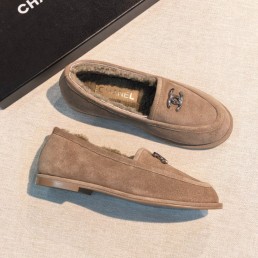 Женские замшевые лоферы с мехом Chanel бежевые 2026
