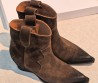 Женские замшевые сапоги казаки Maison Margiela коричневые на танкетке высота 6,5 см 2026