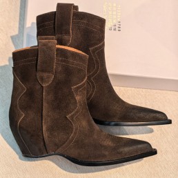 Женские замшевые сапоги казаки Maison Margiela коричневые на танкетке высота 6,5 см 2026