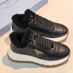 Женские кожаные кроссовки с мехом Prada черные 2026