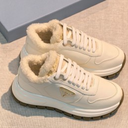 Женские кожаные кроссовки с мехом Prada белые 2026