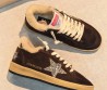 Женские замшевые кроссовки Golden Goose коричневые с мехом 2026