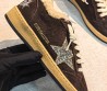 Женские замшевые кроссовки Golden Goose коричневые с мехом 2026