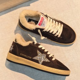 Женские замшевые кроссовки Golden Goose коричневые с мехом 2026