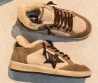 Женские замшевые кроссовки Golden Goose бежевые с мехом 2026