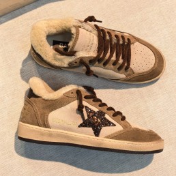 Женские замшевые кроссовки Golden Goose бежевые с мехом 2026