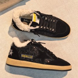Женские замшевые кроссовки Golden Goose черные с мехом 2026