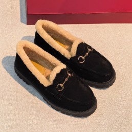 Женские замшевые лоферы Gucci черные с мехом 2026