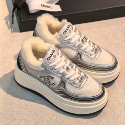 Женские комбинированные кроссовки с мехом на платформе Chanel белые с серебряным 2026