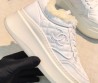 Женские кожаные кроссовки с мехом на платформе Chanel белые 2026
