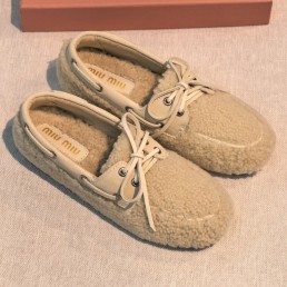 Женские меховые мокасины Miu Miu бежевые 2026
