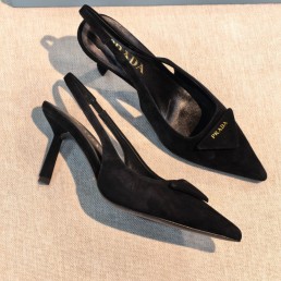 Женские замшевые туфли Prada черные с открытой пяткой 2026