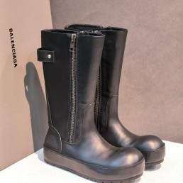 Женские кожаные сапоги Balenciaga черные 2026